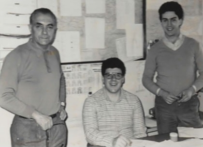 Aldo Giordani nella mitica redazione di Superbasket di Piazza Duca D'Aosta 8/b insieme ai suoi due fidi scudieri Sergio Chiesa e Luca Chiabotti, correva l'anno 1980 - Archivio DataSport