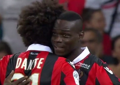 Balotelli abbraccia Dante -