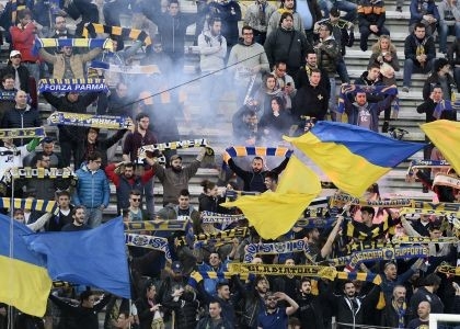 Un gruppo di tifosi del Parma - Foto www.imagephotoagency.it