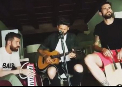 Lucas Castro insieme ai compagni di squadra Izco e Spolli, canta una canzone per Totti - frame video