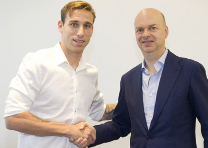 Biglia firma con il Milan - www.acmilan.com