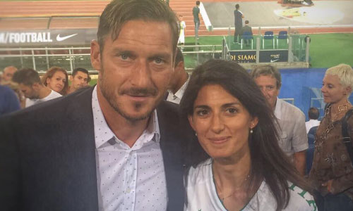 Francesco Totti: la foto con Virginia Raggi fa scatenare il web