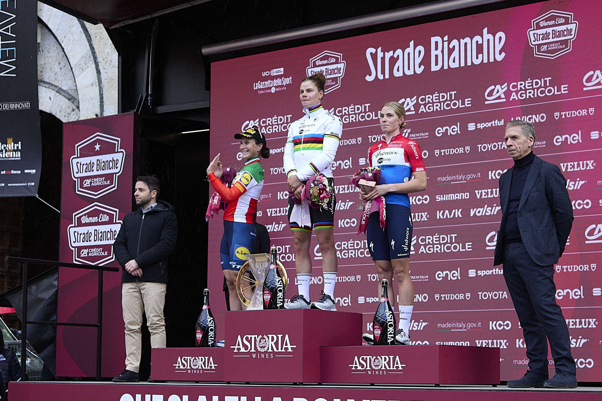 Lotte Kopecky vince la Strade Bianche staccando Elisa Longo Borghini all'ultimo chilometro