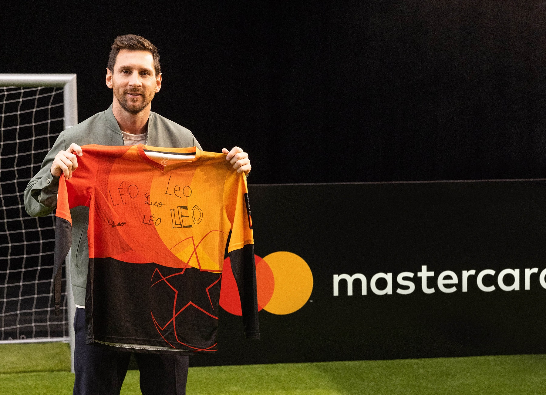 Lionel Messi svela le nuove divise di Mastercard per le player mascot della UEFA Champions Leagu