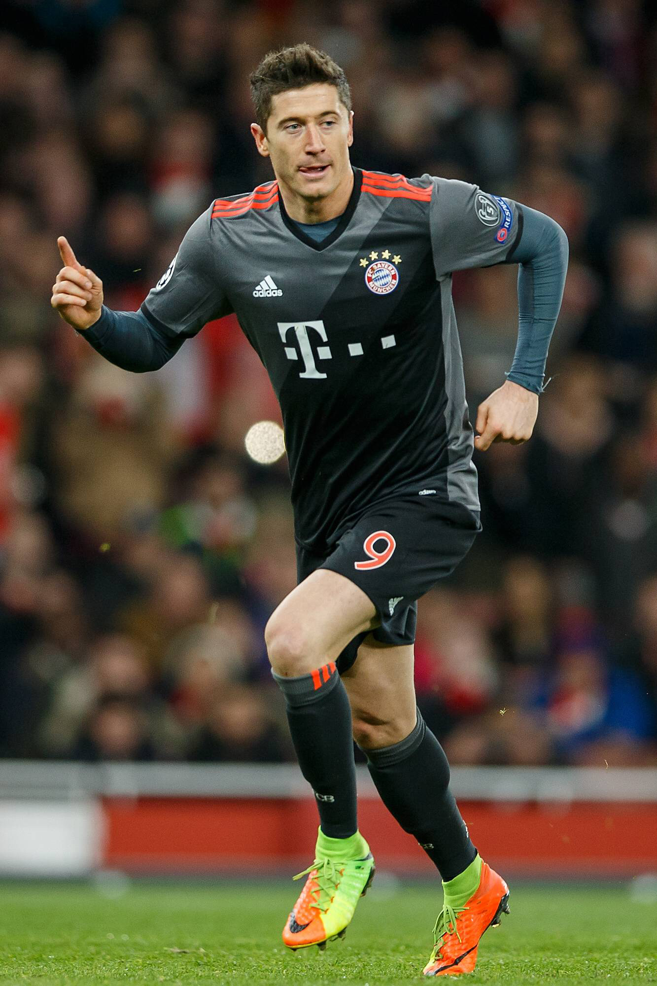 Bundesliga: Lewandowski, doppietta in 3 minuti, bene lo Stoccarda