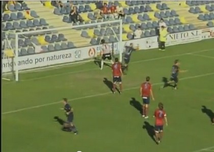 Rete bucata, arbitro non vede gol. VIDEO