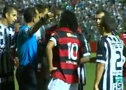 Brasile: Ronaldinho vede rosso. VIDEO