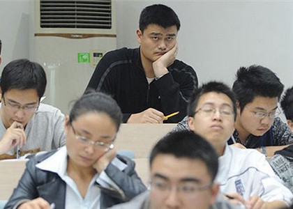 Yao Ming si iscrive all'università