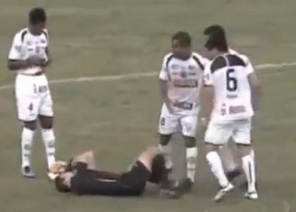 Brasile: quando a simulare è l'arbitro. VIDEO