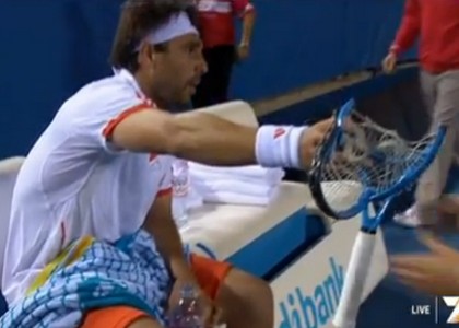 Furia Baghdatis, spacca 4 racchette. Video