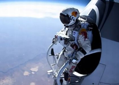 Baumgartner si lancia da 36mila metri. Diretta video