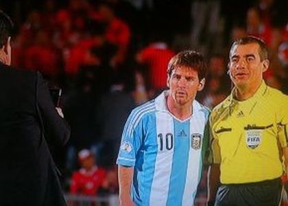 Cile: guardalinee, foto ricordo con Messi in campo