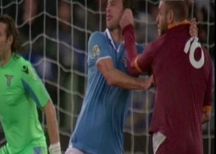 Lazio-Roma, follia De Rossi: pugno in faccia a Mauri