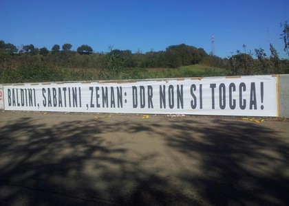 Roma, striscione dei tifosi: 