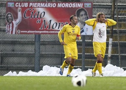 Maglia per Morosini, ammonito Paulinho