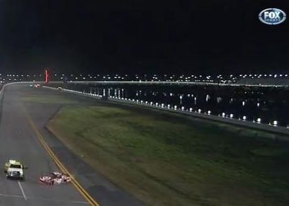 Auto in fiamme: paura per Montoya. Video