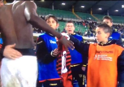 Chievo, raccattapalle rifiuta maglietta di Muntari. Video