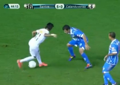 Finta e dribbling, Neymar copia Ronaldo. Video