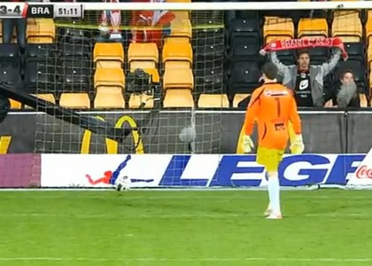 Il fair play non riesce, gol da metà campo. Video