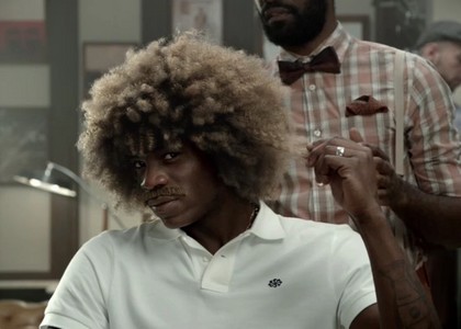 Balotelli va dal barbiere per lo spot Nike. Video