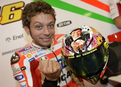 Rossi, c'è Morandi sul casco: 