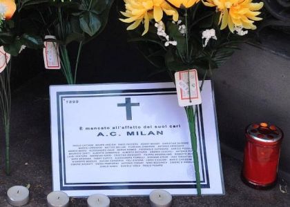 Milan, ironia dei tifosi: manifesto funebre in sede