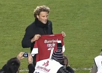 Forlan sbarca a Porto Alegre: tifosi in delirio