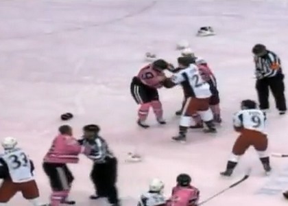 Mega rissa nell'hockey ghiaccio. Video