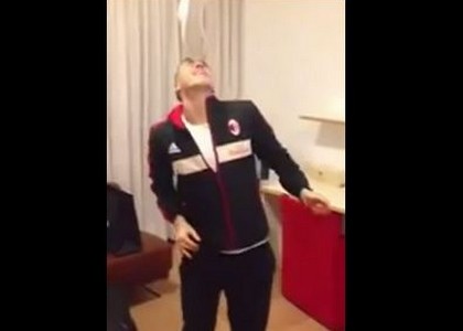 Milan, El Shaarawy il giocoliere. Video
