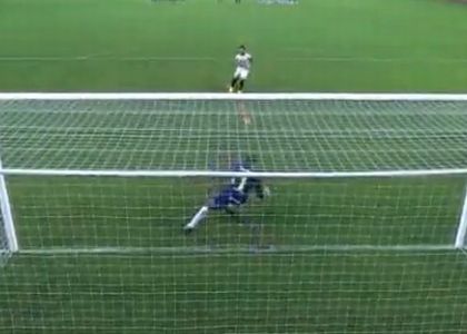 Pato, che figura! Dida gli para il cucchiaio. Video
