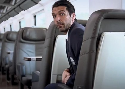 Juventus, palleggi e parate sul Frecciarossa. Video