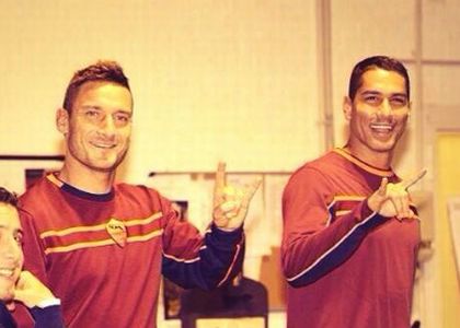 Totti e Borriello fanno le corna: 