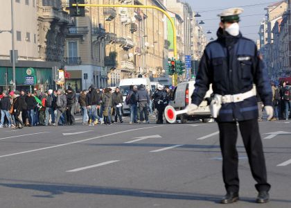 Ultras dell’Ajax cercano di irrompere al Milan Point