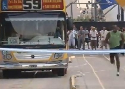 Bolt show: sfida un autobus a Buenos Aires. Video