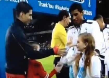 Liverpool: Suarez, sfottò da piccola tifosa. Video