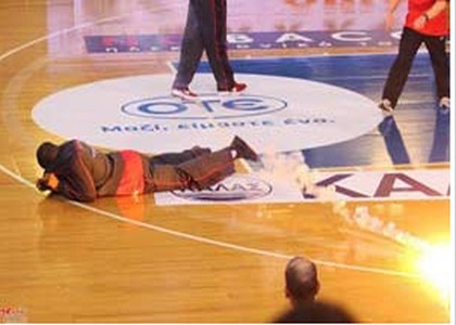 Follia in Grecia, bengala in campo: colpito giocatore. Video