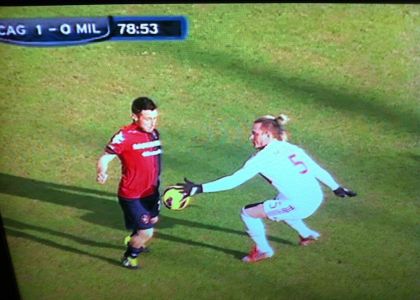 Cagliari-Milan: Mexes graziato dall'arbitro