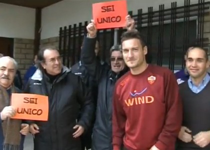Roma: festa a sorpresa per Totti a Trigoria