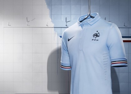 Francia: blu tenue per la nuova divisa