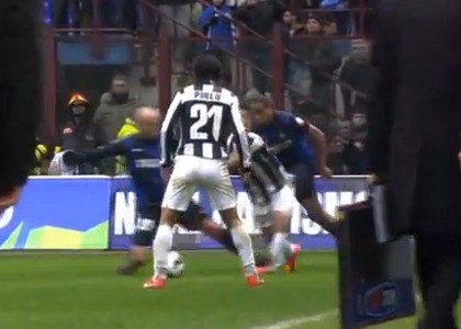 Inter-Juventus: il fallaccio di Cambiasso su Giovinco. Video