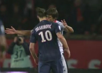 Psg, Ibrahimovic e il bacio sul collo. Video