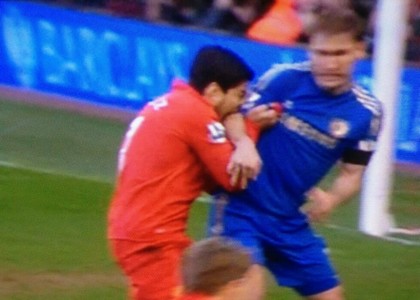 Liverpool, Suarez come Tyson: morso a Ivanovic. Video