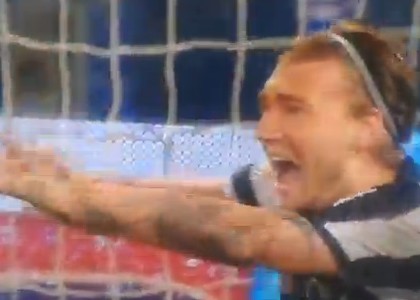 Juventus, Bendtner: il terribile infortunio al polso. Video