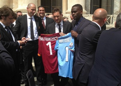Tim Cup: Lazio e Roma, maglie per il Papa