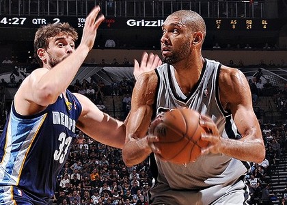 Nba, playoff: Spurs d'orgoglio, Memphis ancora ko