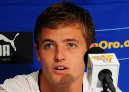 Niente ritiro, giocatore gay torna in campo