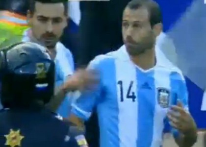 Argentina: Mascherano espulso, calcio al barelliere. Video