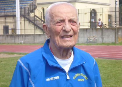 Lancio del peso: l'impresa del centenario Mario Riboni