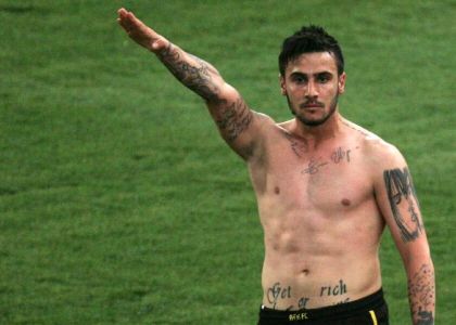 Novara: bufera su Katidis e il saluto nazista