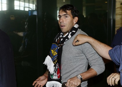 Tevez alla Juventus: tifosi in delirio a Malpensa. Foto